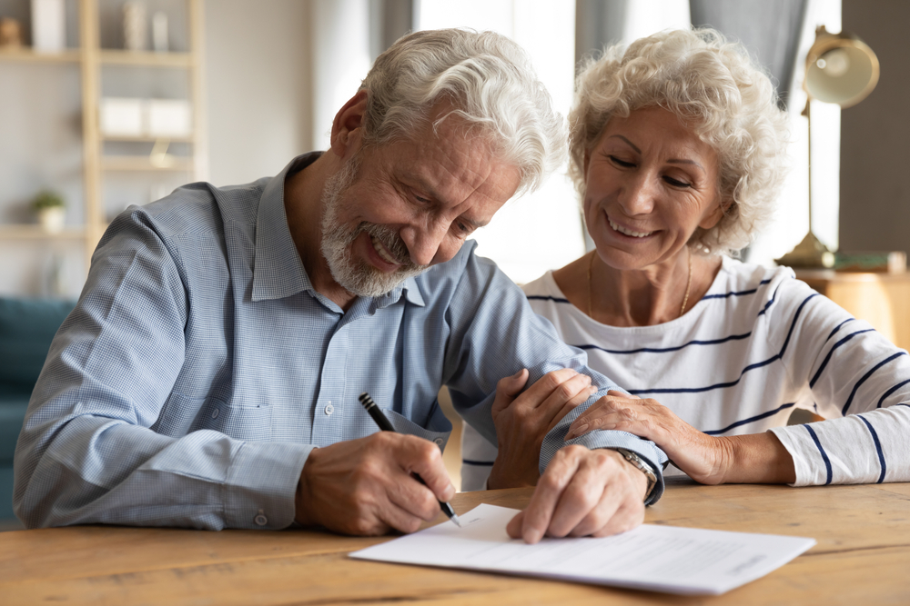 stariji-bračni-par-potpisuje-ugovor-o-poklonu-nekretnine